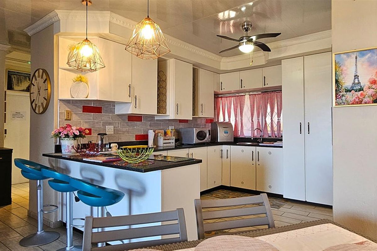 Executive, Luxury, Modern House with Pool - Photo 3