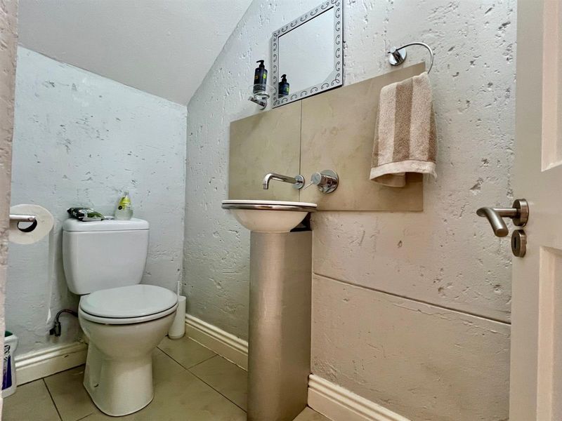 2-Bed, 2-Bath Duplex Apartment in Central Morningside - Photo 8