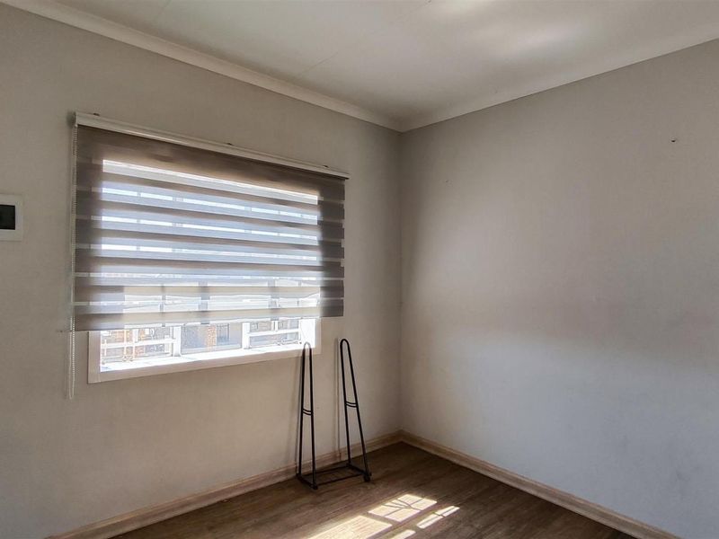 Well-Presented Two-Bedroom Apartment in Khadia Terrace, South Hills - Photo 9