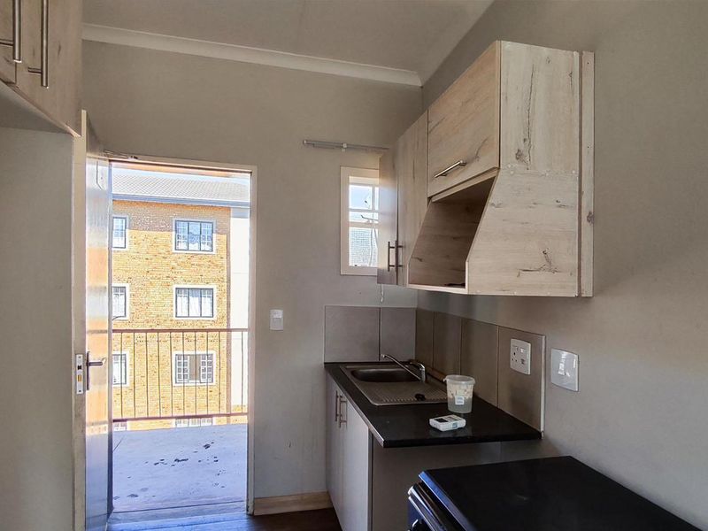 Well-Presented Two-Bedroom Apartment in Khadia Terrace, South Hills - Photo 7