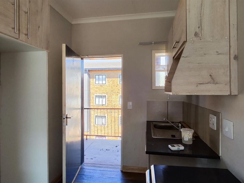 Well-Presented Two-Bedroom Apartment in Khadia Terrace, South Hills - Photo 6