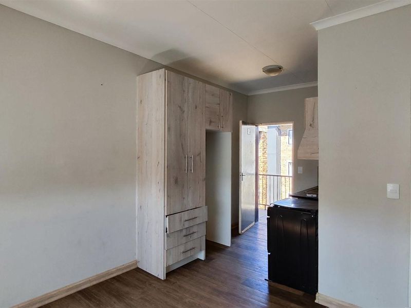 Well-Presented Two-Bedroom Apartment in Khadia Terrace, South Hills - Photo 10