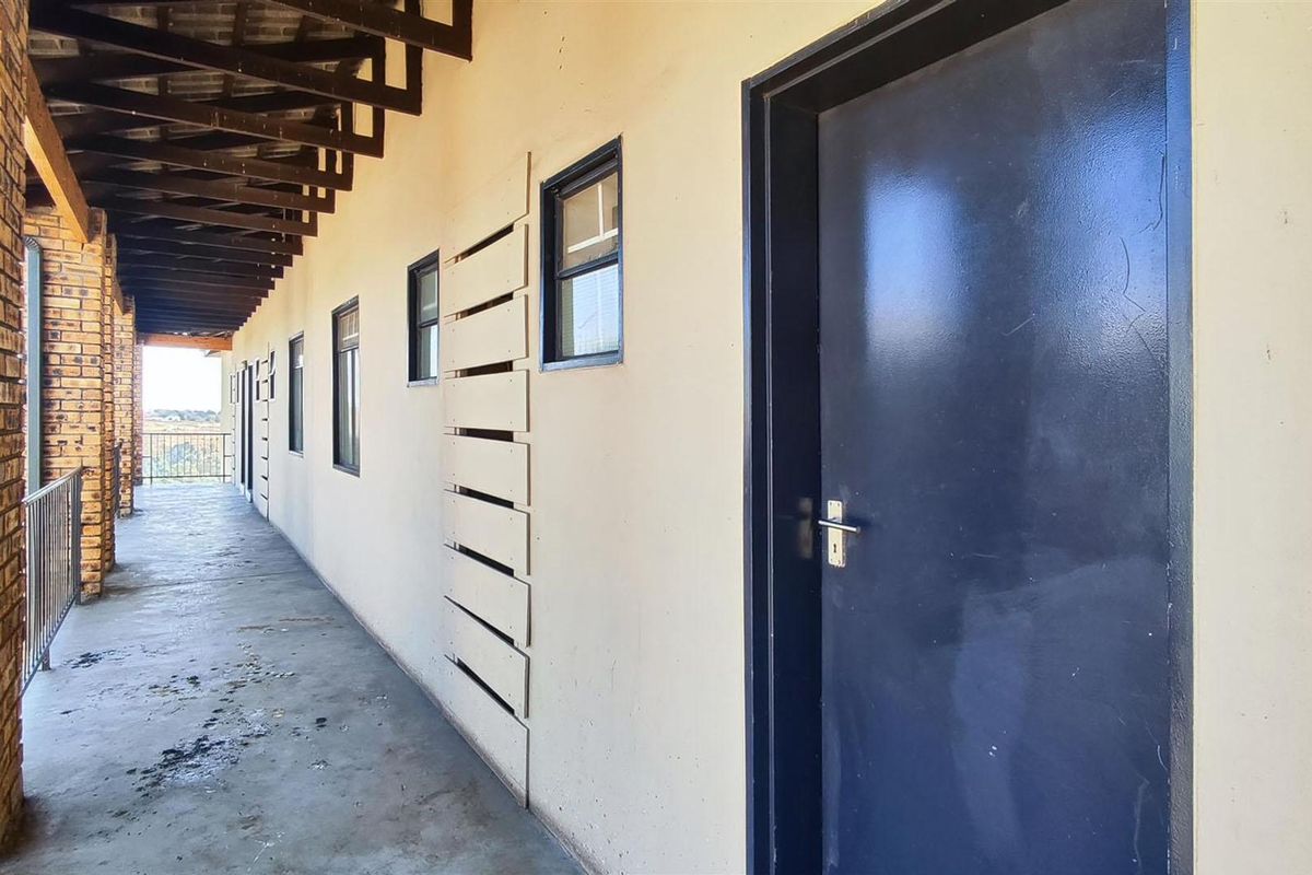 Well-Presented Two-Bedroom Apartment in Khadia Terrace, South Hills - Photo 2