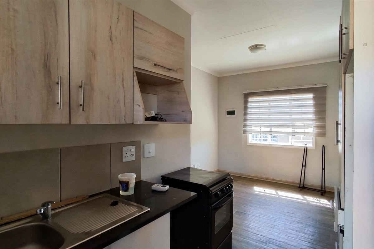 Well-Presented Two-Bedroom Apartment in Khadia Terrace, South Hills - Photo 4