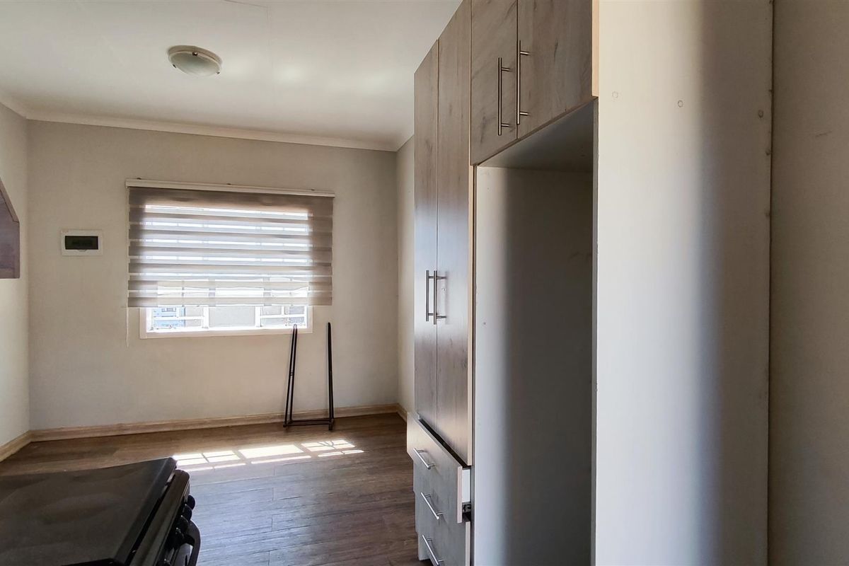 Well-Presented Two-Bedroom Apartment in Khadia Terrace, South Hills - Photo 5