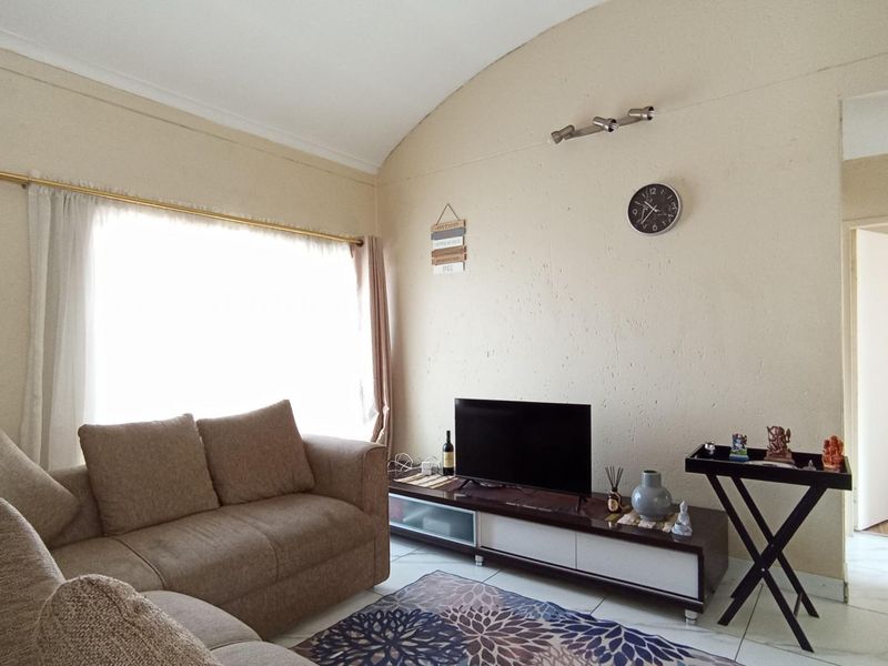 Secure, Well-Positioned Two-Bedroom Apartment with Lifestyle Appeal - Photo 3