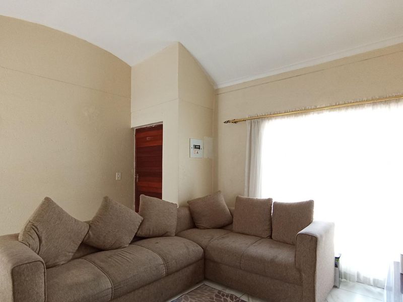 Secure, Well-Positioned Two-Bedroom Apartment with Lifestyle Appeal - Photo 4