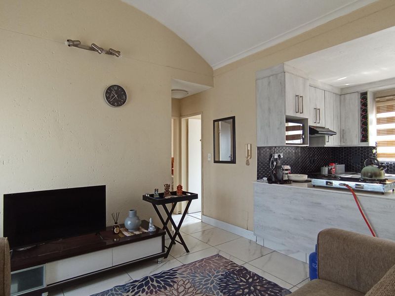 Secure, Well-Positioned Two-Bedroom Apartment with Lifestyle Appeal - Photo 2