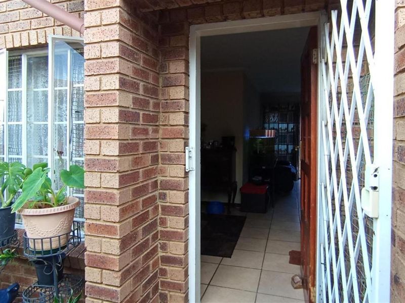 Ground Floor Stack Apartment For Sale in Kosmosdal, Centurion - Photo 4