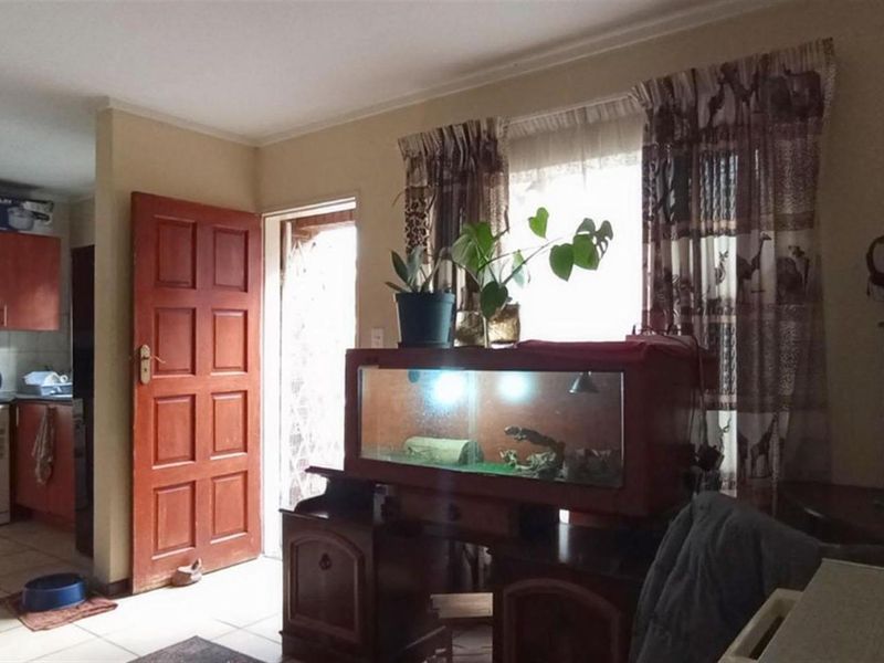 Ground Floor Stack Apartment For Sale in Kosmosdal, Centurion - Photo 2