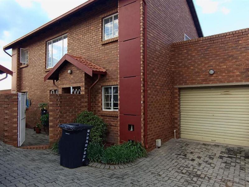Ground Floor Stack Apartment For Sale in Kosmosdal, Centurion - Photo 3