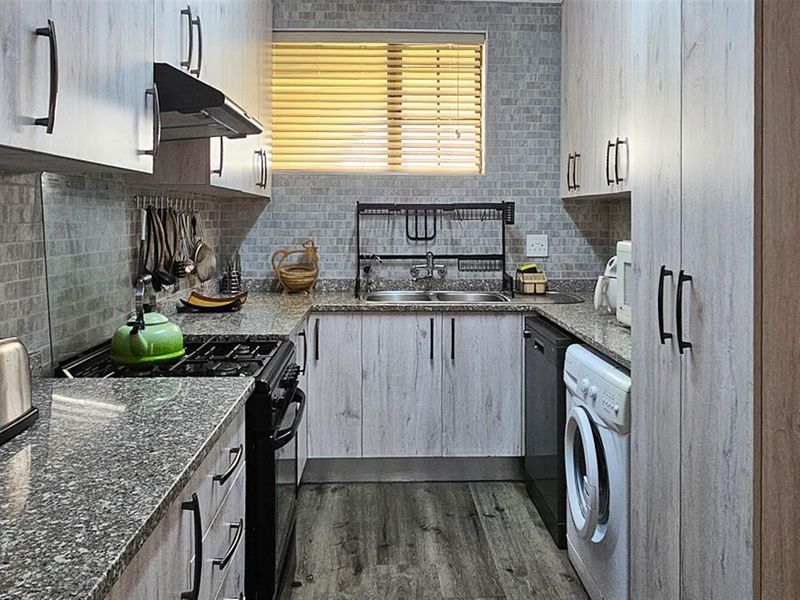 Apartment For Sale in Manaba Beach, Margate, KwaZulu Natal - Photo 4