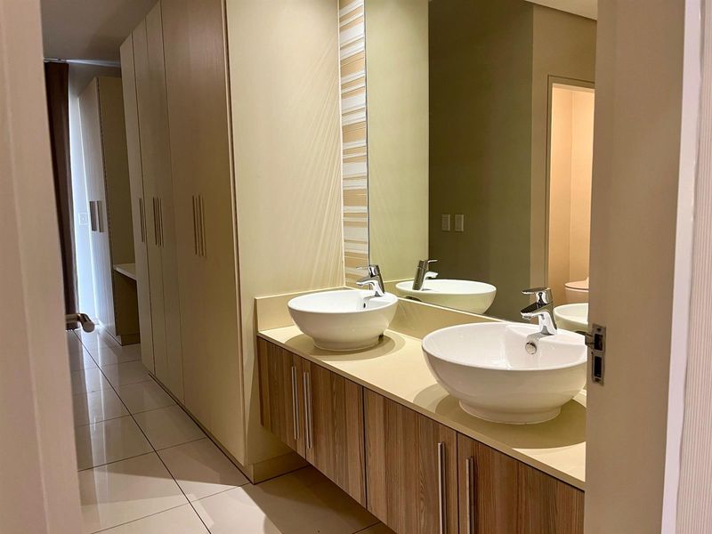 Apartment To Rent in Rosebank, Johannesburg - Photo 2