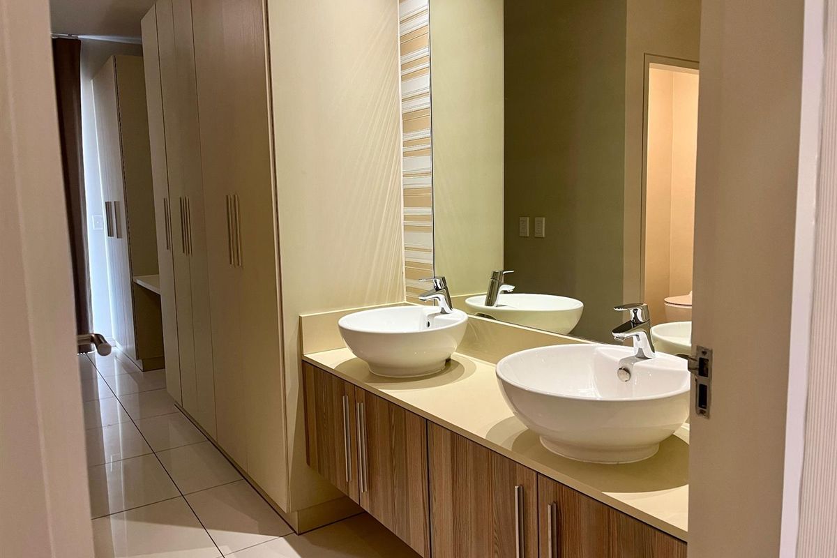 Apartment To Rent in Rosebank, Johannesburg - Photo 2