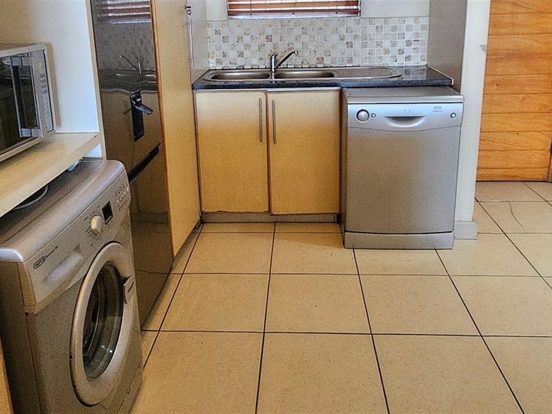 Spacious 3 Bedroom with Sea Views - Photo 7