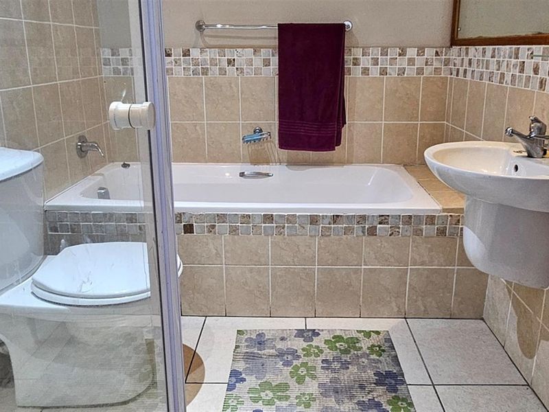 Spacious 3 Bedroom with Sea Views - Photo 6
