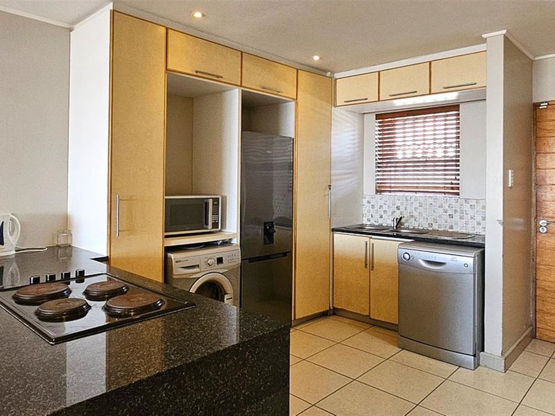 Spacious 3 Bedroom with Sea Views - Photo 4