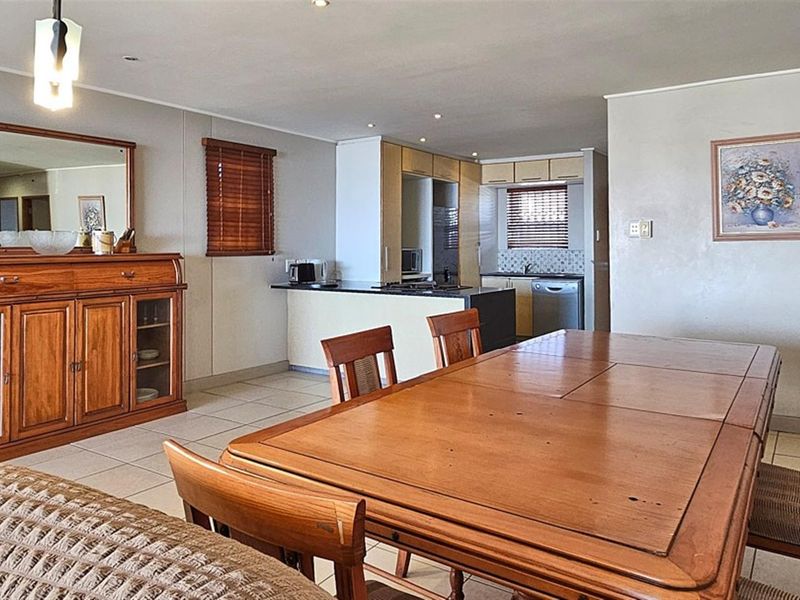 Spacious 3 Bedroom with Sea Views - Photo 10