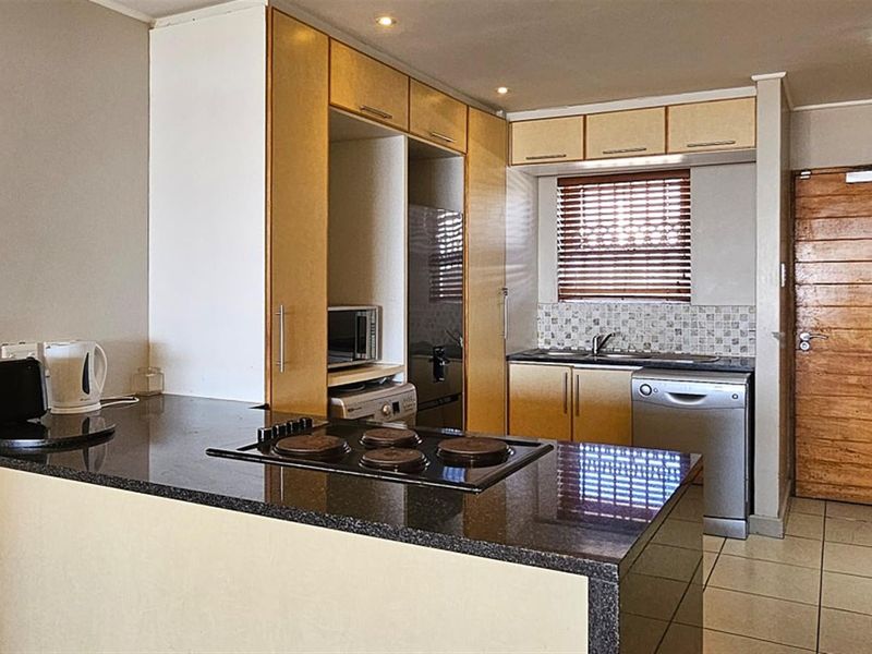 Spacious 3 Bedroom with Sea Views - Photo 8