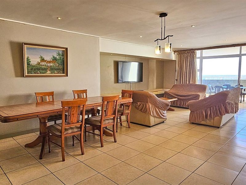 Spacious 3 Bedroom with Sea Views - Photo 3
