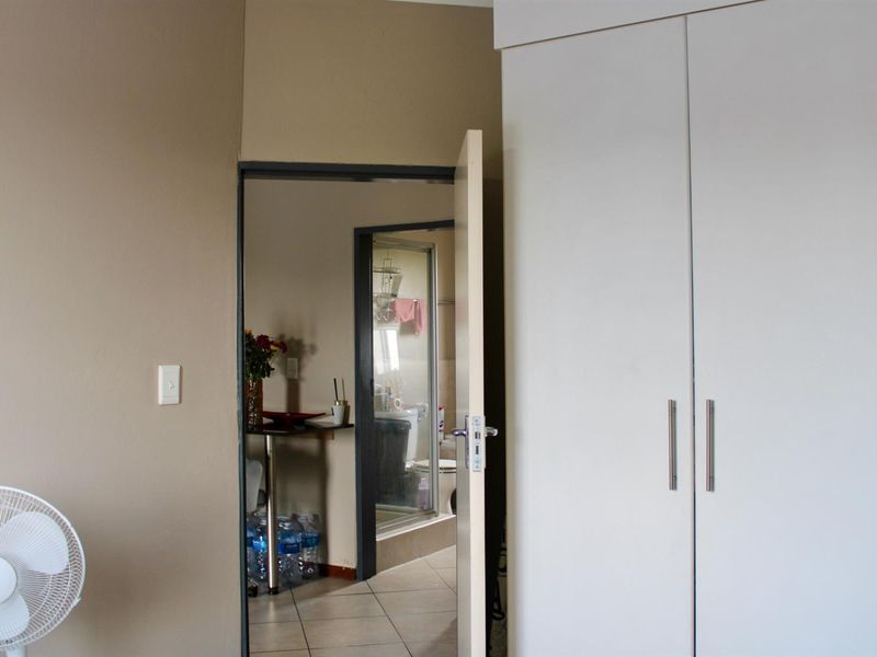 Spacious Two Bedroom Apartment - Photo 8