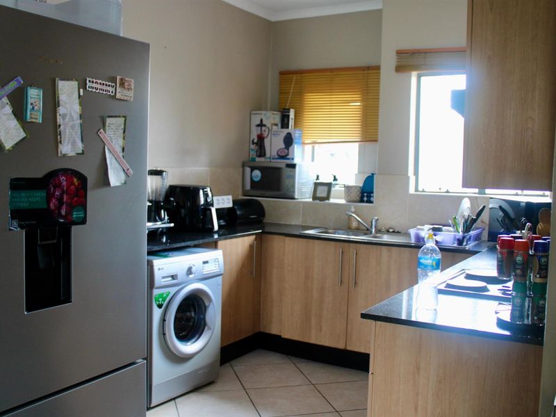 Spacious Two Bedroom Apartment - Photo 6