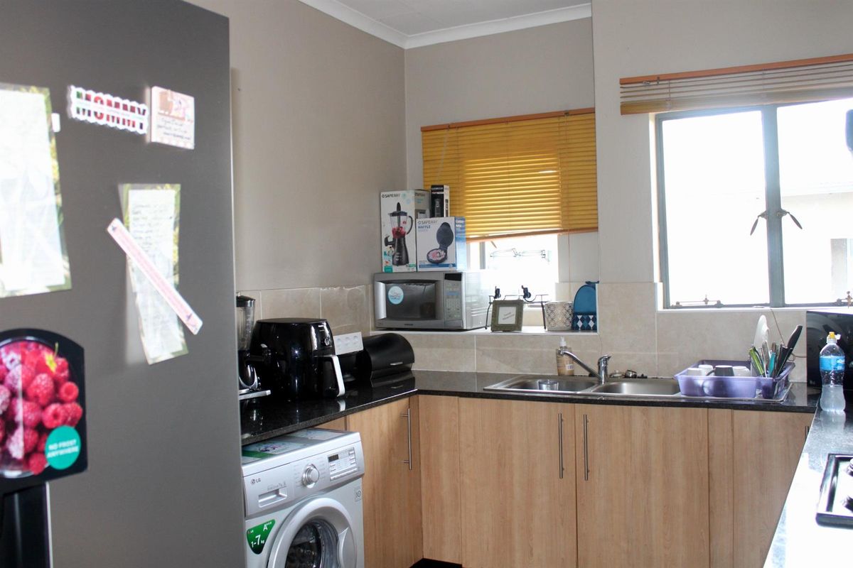 Spacious Two Bedroom Apartment - Photo 5