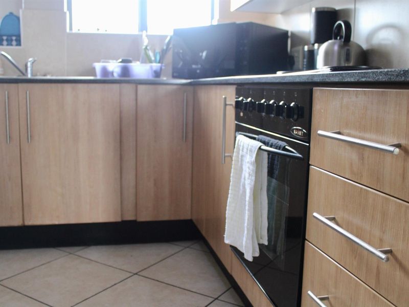 Spacious Two Bedroom Apartment - Photo 4