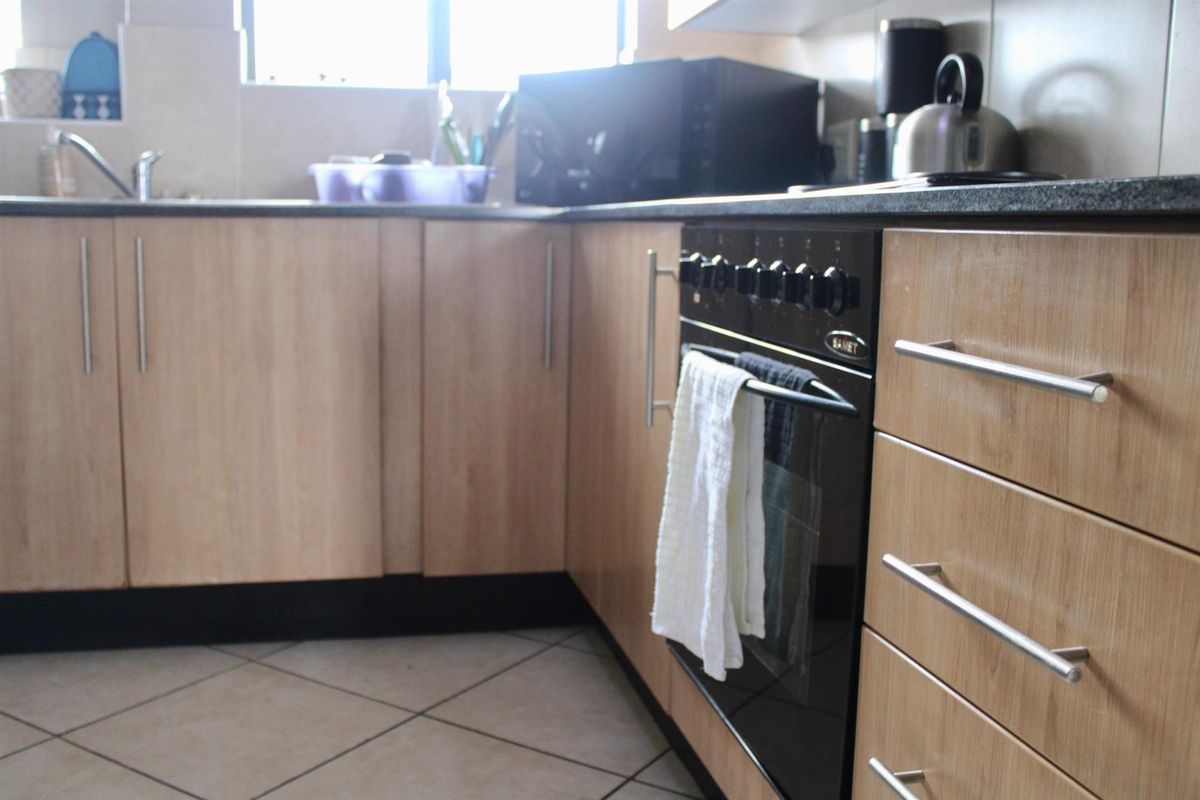 Spacious Two Bedroom Apartment - Photo 4