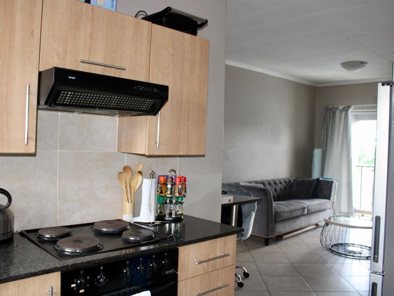 Spacious Two Bedroom Apartment - Photo 3