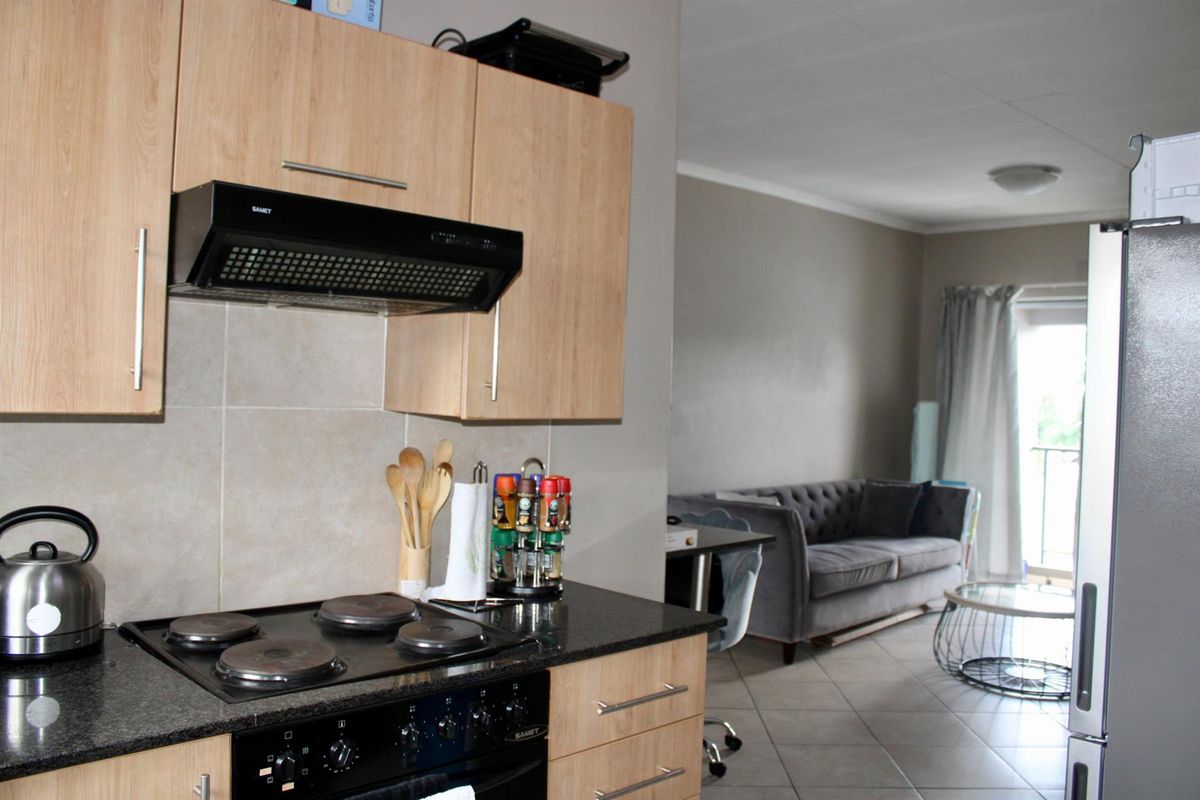 Spacious Two Bedroom Apartment - Photo 3