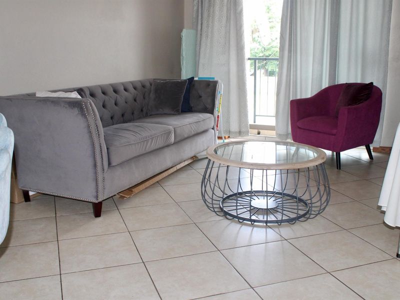 Spacious Two Bedroom Apartment - Photo 2