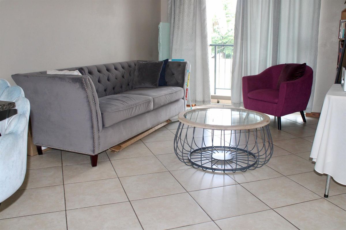 Spacious Two Bedroom Apartment - Photo 2