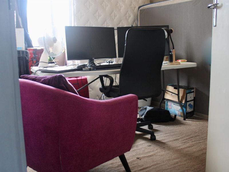 Spacious Two Bedroom Apartment - Photo 9