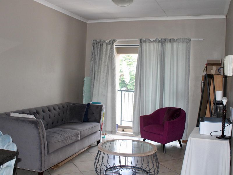 Spacious Two Bedroom Apartment - Photo 1