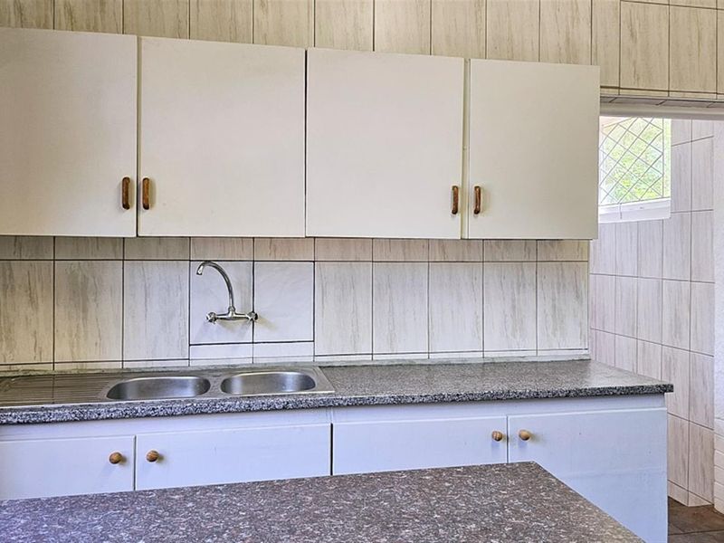 4 Bedroom House with OLD WORLD CHARM - Photo 4