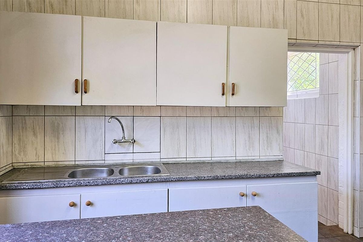 4 Bedroom House with OLD WORLD CHARM - Photo 4