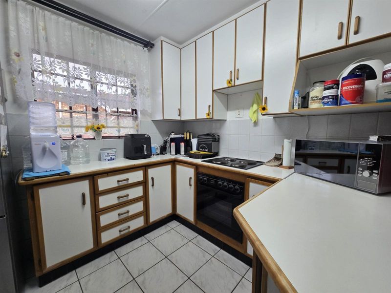 Low maintenance, 2 Bedroom facebrick unit for sale - Photo 4