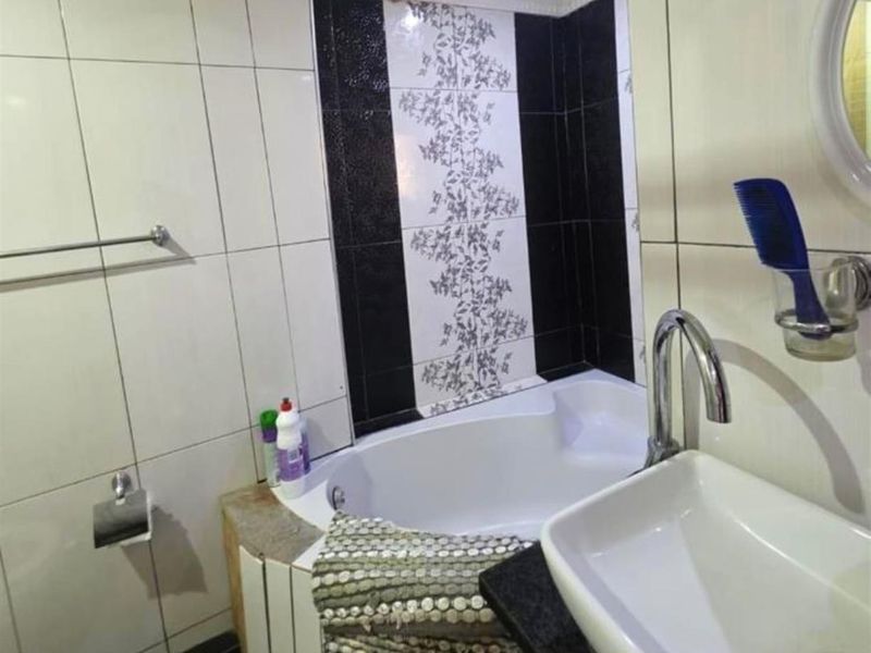 2 Bedroom Duplex for Sale in Grove End, Phoenix, KwaZulu Natal - Photo 9
