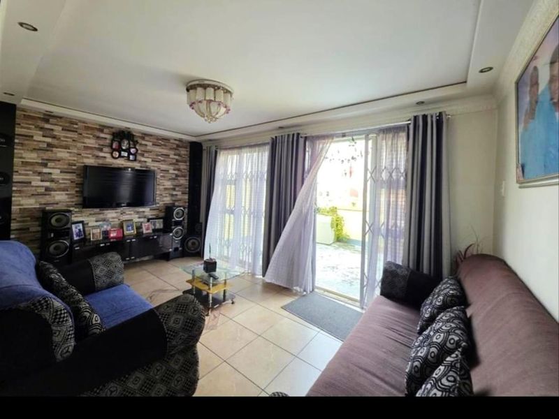 2 Bedroom Duplex for Sale in Grove End, Phoenix, KwaZulu Natal - Photo 2