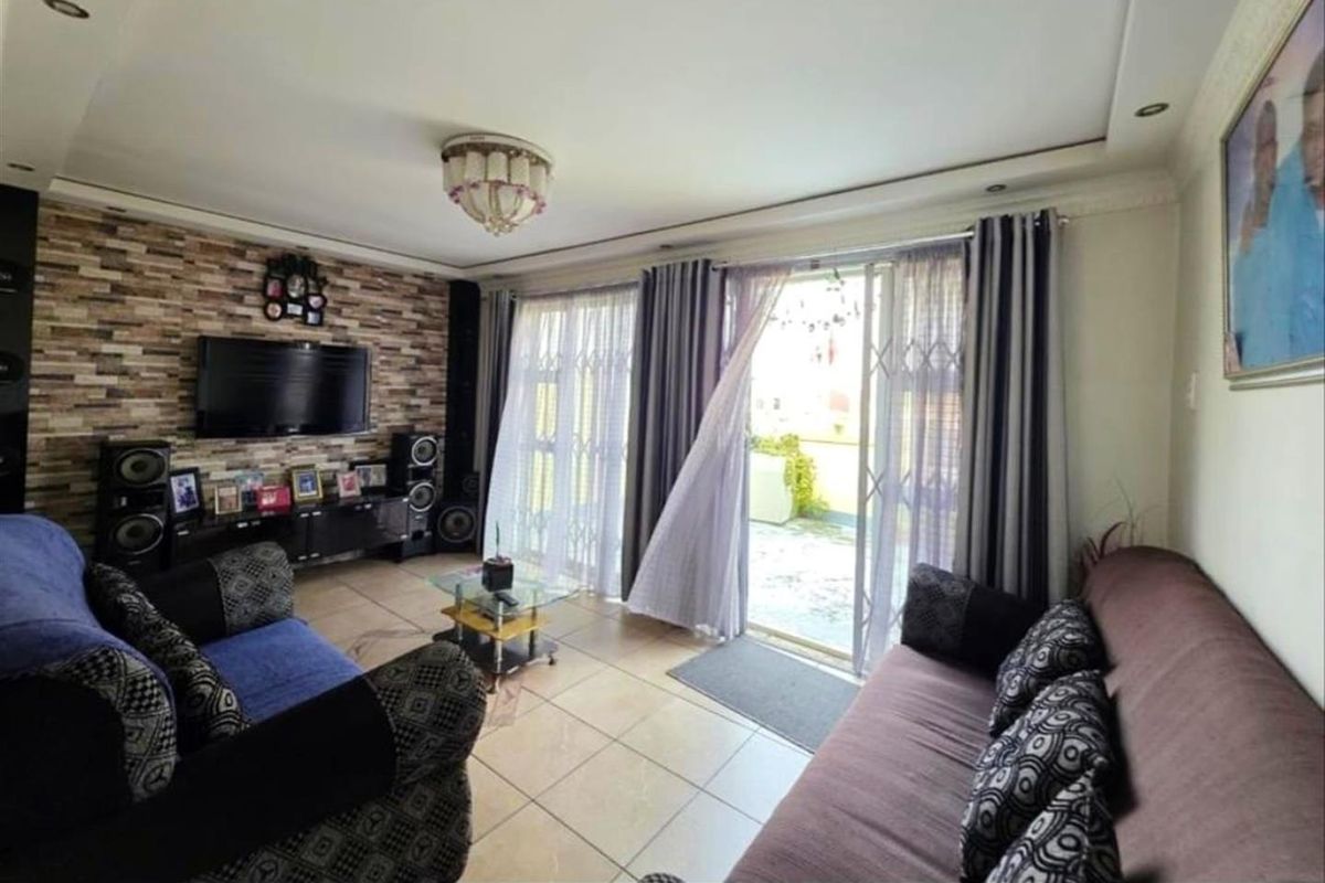 2 Bedroom Duplex for Sale in Grove End, Phoenix, KwaZulu Natal - Photo 2