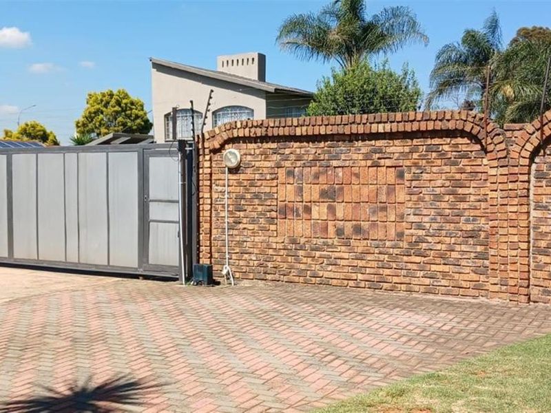 Well Maintained Large Family Home for Sale - Photo 5