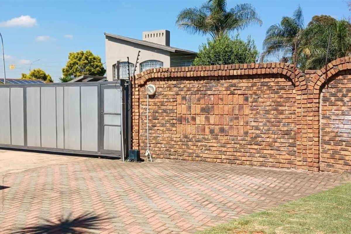 Well Maintained Large Family Home for Sale - Photo 5