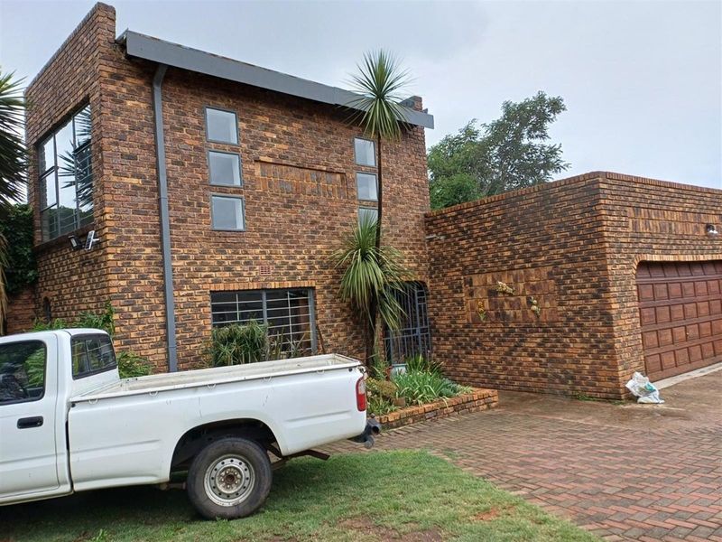 Well Maintained Large Family Home for Sale - Photo 1