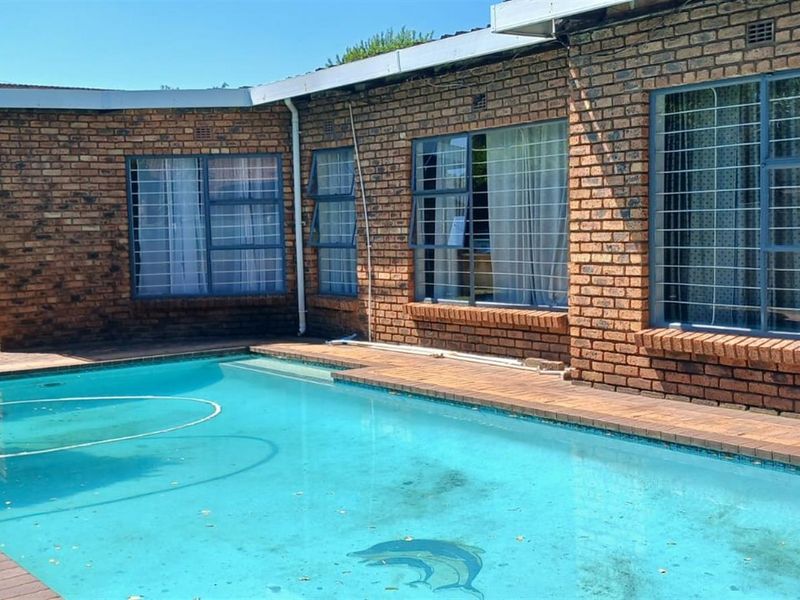 Well Maintained Large Family Home for Sale - Photo 3