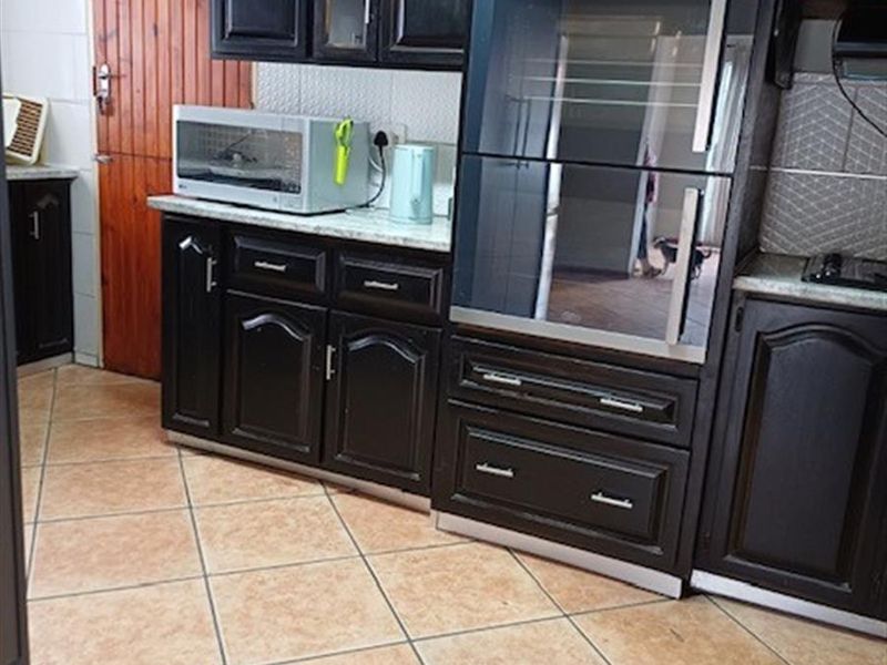 Well Maintained Large Family Home for Sale - Photo 8