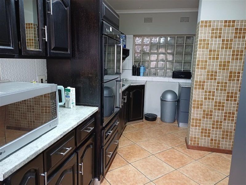 Well Maintained Large Family Home for Sale - Photo 7