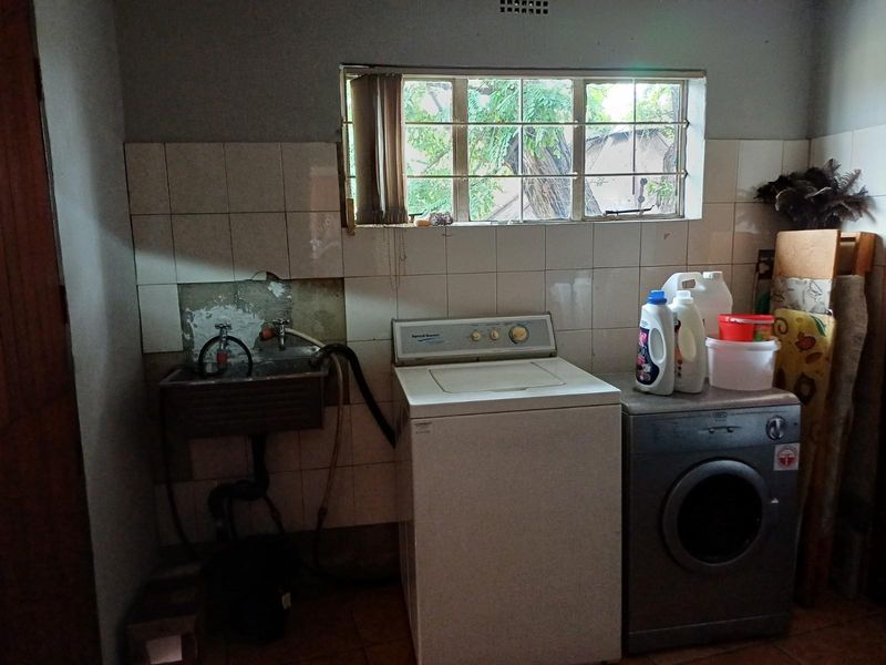 Well Maintained Large Family Home for Sale - Photo 10