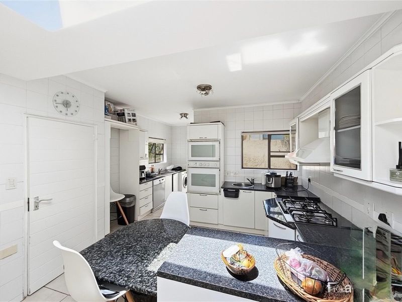 Cosy 3-Bedroom Home with Entertainment Patio and Pool - Photo 7