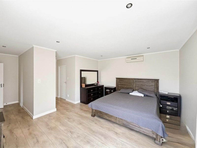 Cosy 3-Bedroom Home with Entertainment Patio and Pool - Photo 9